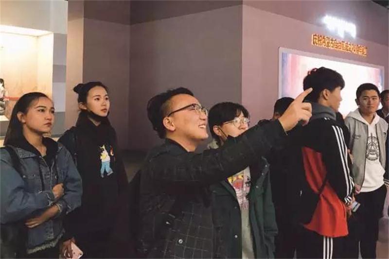 新闻传播学院组织本科生团干部参观内蒙古自治区成立70周年成就展