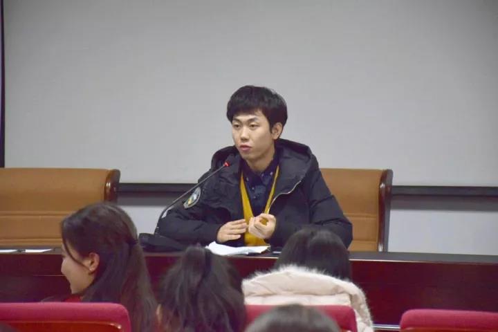 新闻传播学院举办感恩励志教育专题座谈会
