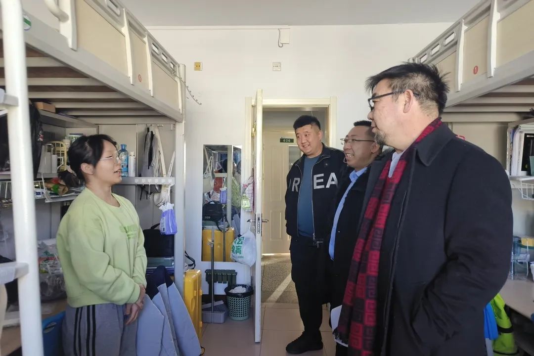 暖心关怀迎开学 | 新闻传播学院老师走访学生宿舍