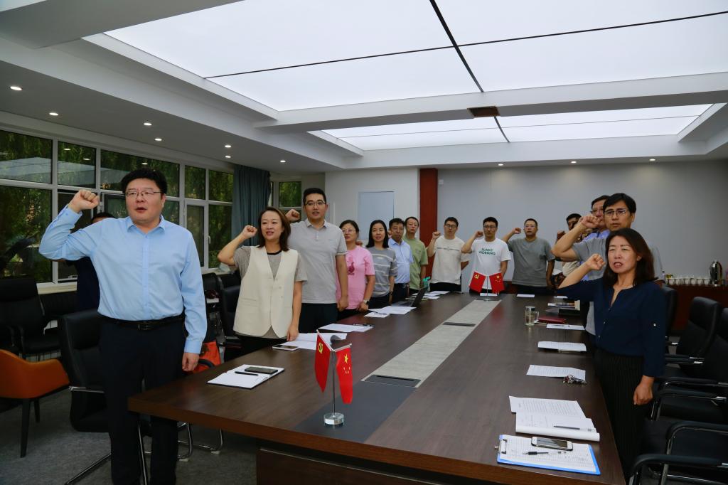 新闻传播学院举行新入职教工宣誓暨在职教工 重温教师誓词活动