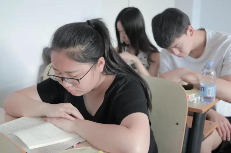 新闻传播学院举办“阅读马拉松，和万名大学生共读一本书”活动