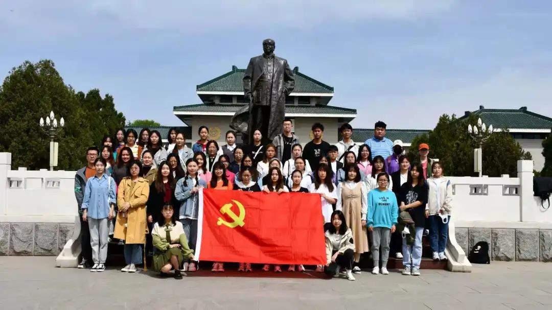 党史教育进行时 | 新闻传播学院第八期入党积极分子参观乌兰夫同志纪念馆