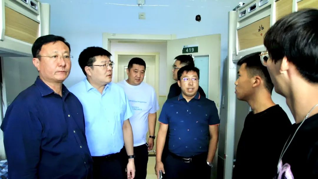 心系新生 温暖关怀｜新闻传播学院老师走访慰问新生