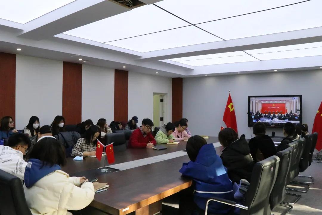 新闻传播学院组织师生收看党的十九届六中全会精神新闻发布会直播