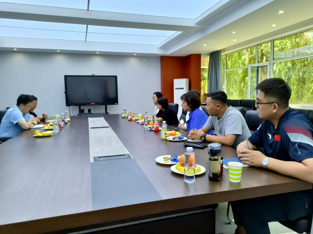 新闻传播学院召开青年教师座谈会