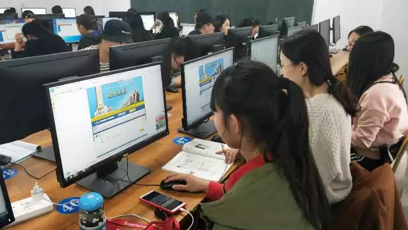 新闻传播学院2017级网络与新媒体团支部组织“网上祭奠英烈”团日活动