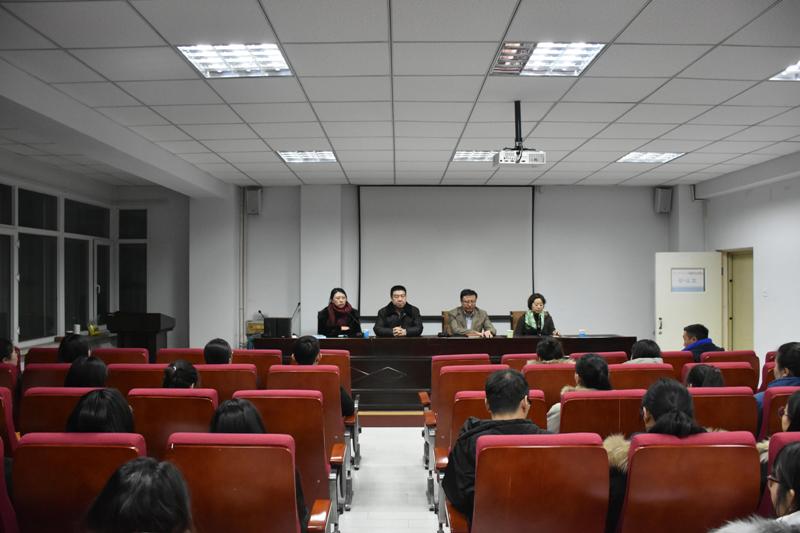 新闻传播学院召开研究生大会