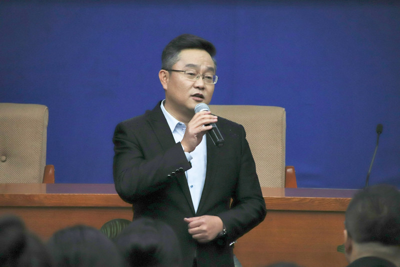 新闻传播学院“媒体人进校园活动”邀请内蒙古广播电视台雷蒙做讲座