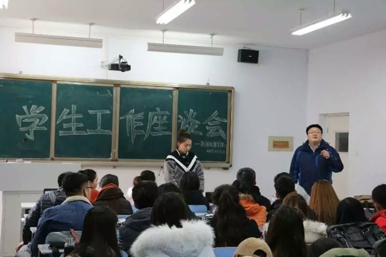 新闻传播学院召开学院优秀学生表彰办法征求意见座谈会