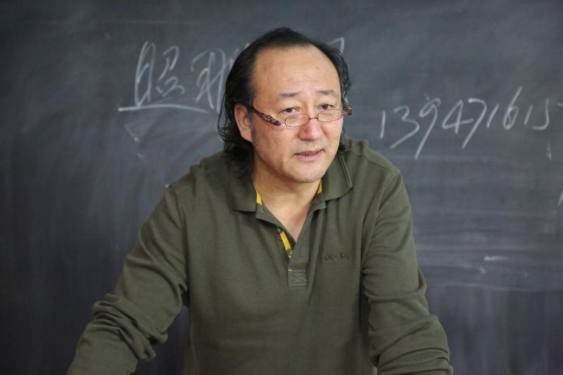 内蒙古电视台纪录影视发展中心主任照那斯图做客新闻传播学院