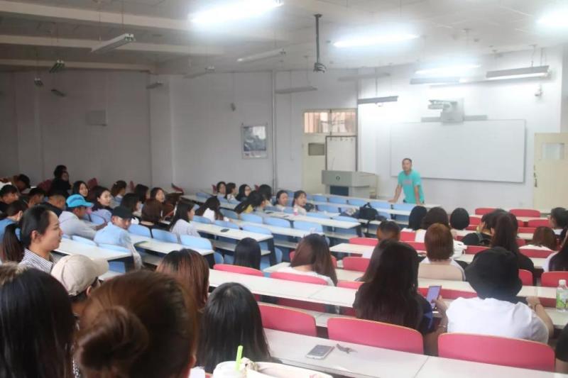 新闻传播学院召开2018—2019学年第一学期学生大会