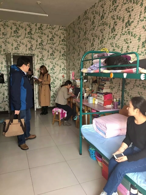 新闻传播学院学生工作干部走访学生宿舍