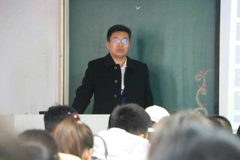 内蒙古日报社编委、考核评价部 主任白春应邀来我院做讲座